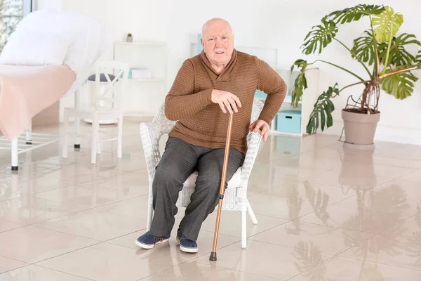 Senior man suffering from Parkinson syndrome in clinic — Stock Photo, Image