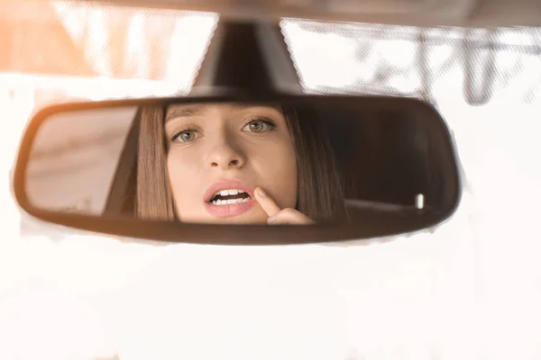 Reflection of driver in car rear view mirror — Stock Photo, Image