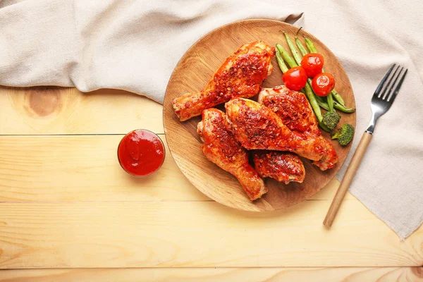 Gekookte kipdrumsticks met groenten en saus op tafel — Stockfoto