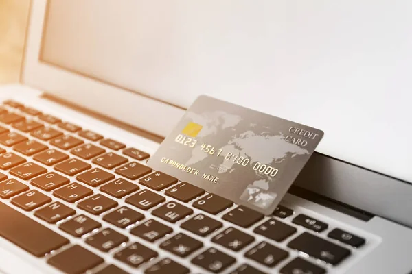 Kreditkarten auf Laptop, Nahaufnahme. Konzept des Online-Banking — Stockfoto