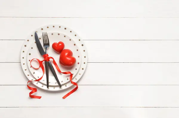 Beau décor de table pour la Saint-Valentin sur fond de bois blanc — Photo