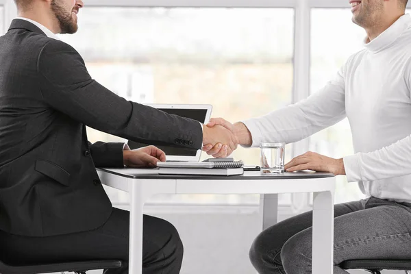 Bank manager and man shaking hands in office — Stock Photo, Image