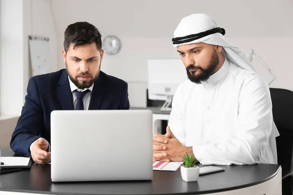 Arab man and his business partner in office — Stock Photo, Image