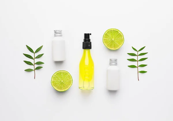 Diferentes produtos cosméticos em garrafas em fundo branco — Fotografia de Stock