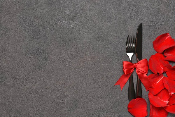 暗い背景にバレンタインデーのための美しいテーブル設定 — ストック写真