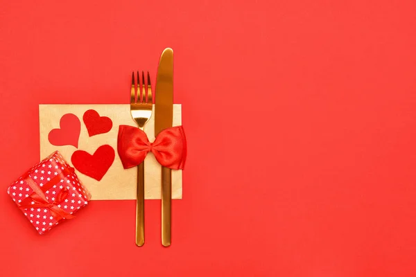 Beautiful table setting for Valentine's Day on red background — Stock Photo, Image