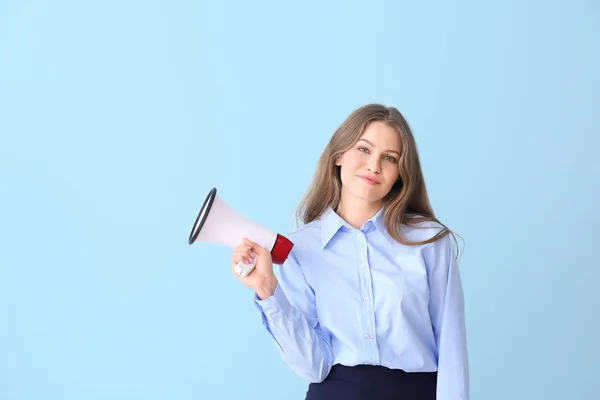 Ung affärskvinna med megafon på färg bakgrund — Stockfoto
