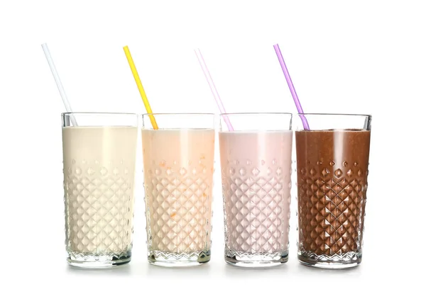 Gläser mit leckeren Milchshakes auf weißem Hintergrund — Stockfoto