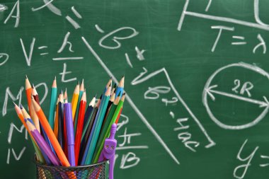 Okul tahtasının yanına bir kalem seti.