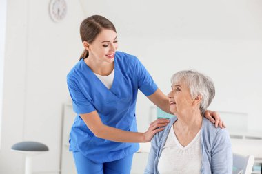Klinikte Parkinson sendromu olan yaşlı bir kadın doktor.