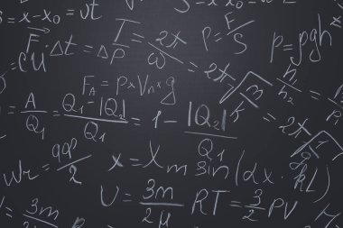 Arkaplan olarak yazılı formülleri olan okul tahtası