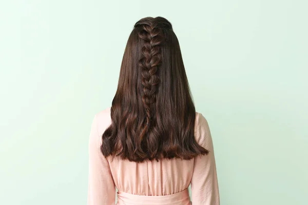 Mujer joven con hermoso peinado sobre fondo de color — Foto de Stock