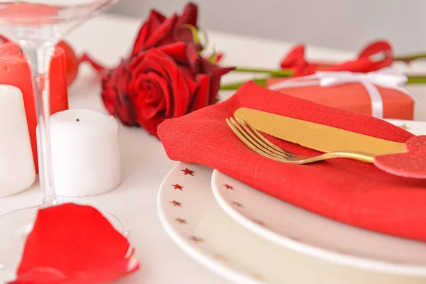 Bella tavola apparecchiata per San Valentino — Foto Stock