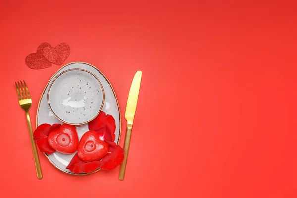 赤い背景のバレンタインデーの美しいテーブル設定 — ストック写真