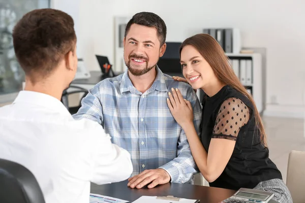 Gerente del banco estrechando la mano con la pareja en la oficina — Foto de Stock