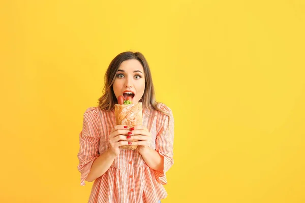 Portret van mooie jonge vrouw met Franse hot dog op kleur achtergrond — Stockfoto