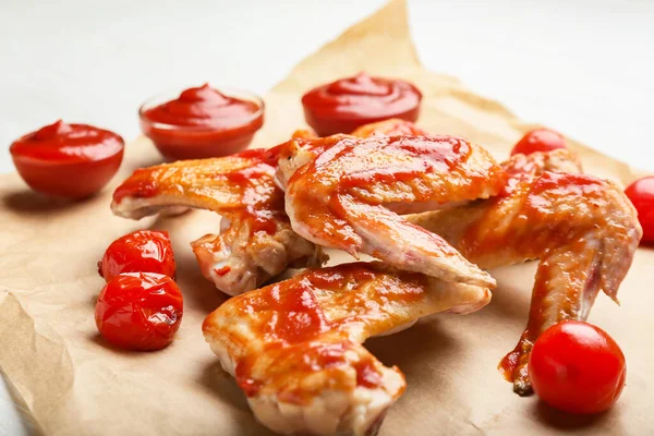 Gekookte kippenvleugels met tomatensaus op tafel — Stockfoto