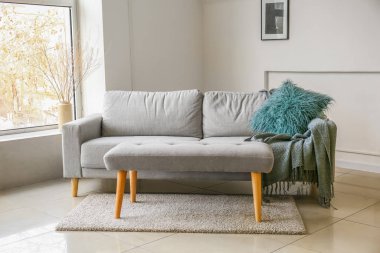 Kanepeli aydınlatma odasının içi.