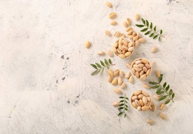 Hafif arka planda fıstıklı fındıklı kaseler