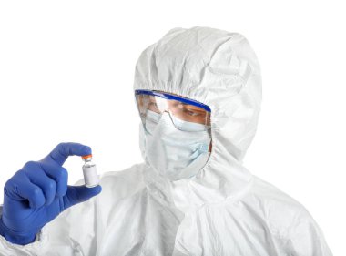 Koruyucu üniformalı bir laboratuvar çalışanı ve beyaz arka planda aşısı var. Salgın kavramı
