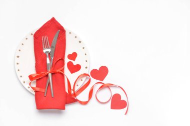 Beyaz arkaplanda Sevgililer Günü için güzel bir masa.