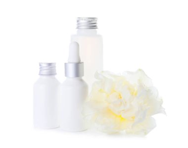 Beyaz arka planda şişelerde farklı kozmetik ürünler