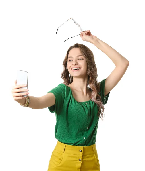 Mujer joven tomando selfie sobre fondo blanco — Foto de Stock