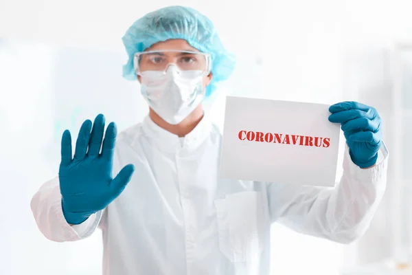 Científico en laboratorio. Concepto de epidemia de Coronavirus — Foto de Stock
