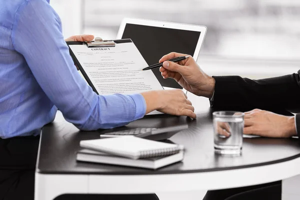 Bank manager working with man in office — Stock Photo, Image