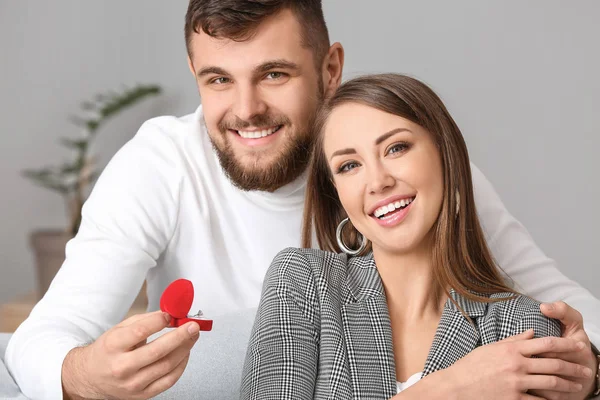 Jovem pedindo em casamento a sua amada em casa — Fotografia de Stock