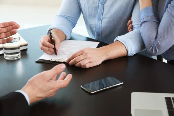 Bankmanager arbeitet mit Kunden im Büro — Stockfoto