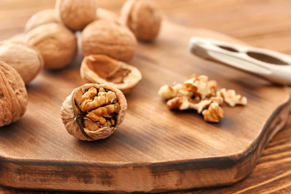 Вкусные орехи на деревянной доске — стоковое фото