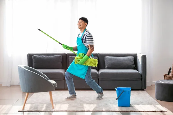 Mladý asijský muž baví při práci doma — Stock fotografie