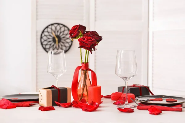Schöne Tischdekoration für den Valentinstag — Stockfoto