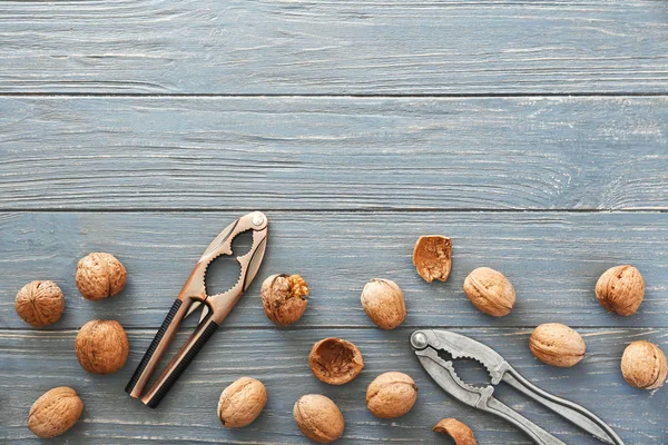 Вкусные орехи и крекеры на столе — стоковое фото