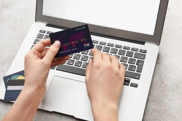 Frau mit Kreditkarte mit Laptop, Nahaufnahme. Konzept des Online-Banking — Stockfoto