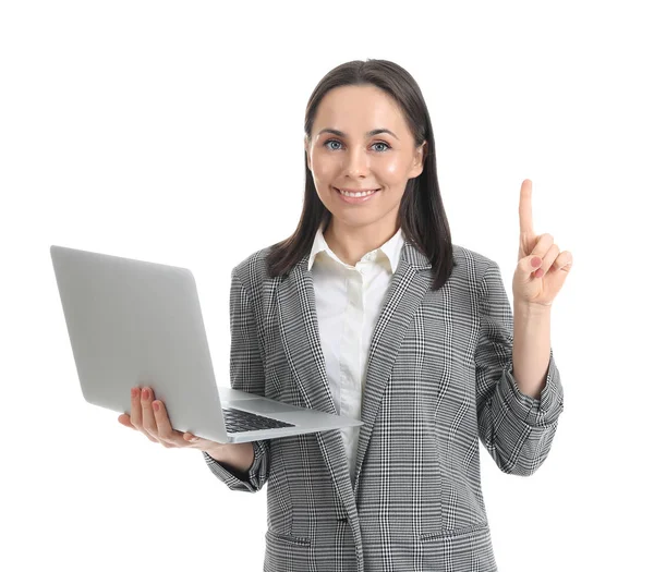 Dizüstü bilgisayarı olan genç bir iş kadını ve beyaz arka planda işaret parmağı kaldırmış. — Stok fotoğraf