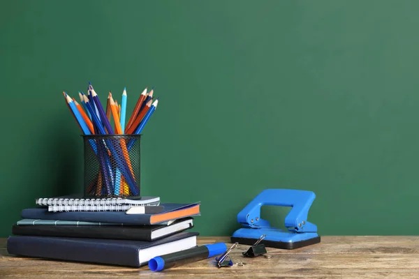 Set di materiale scolastico sul tavolo vicino alla lavagna — Foto Stock