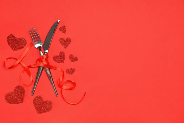 Bella tavola apparecchiata per San Valentino su sfondo rosso — Foto Stock