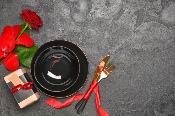 Beautiful table setting for Valentine 's Day on dark background — стоковое фото