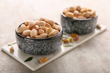 Hafif arka planda fıstıklı fındıklı kaseler