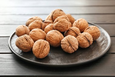 Masada lezzetli cevizli tabak.