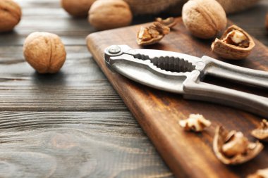 Masada lezzetli ceviz ve kraker var.