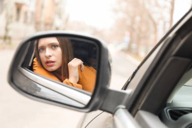 Sürücünün yan aynadaki yansıması.