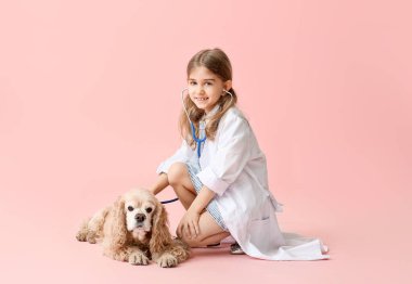 Renkli bir köpeği olan şirin bir veteriner.