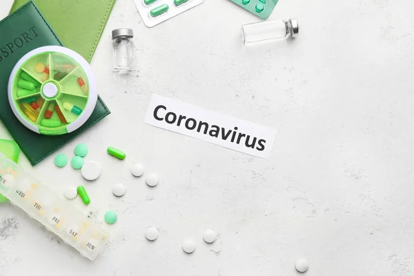 Medicamentos para el Coronavirus y pasaportes sobre fondo blanco — Foto de Stock