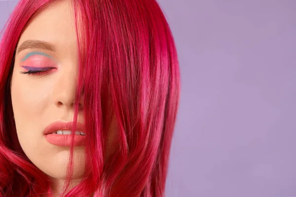 Hermosa mujer joven con pelo inusual en el fondo de color — Foto de Stock