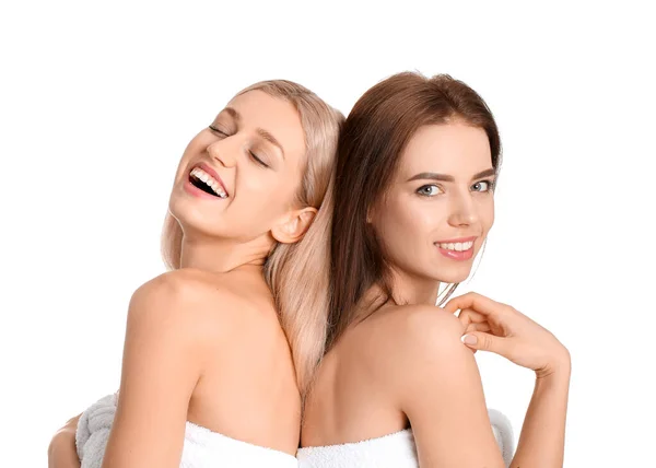 Unga kvinnor med vacker makeup på vit bakgrund — Stockfoto