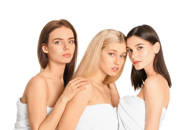 Mujeres jóvenes con hermoso maquillaje sobre fondo blanco — Foto de Stock