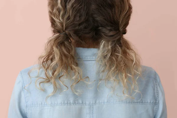 Young woman with beautiful hairdo on color background — 스톡 사진